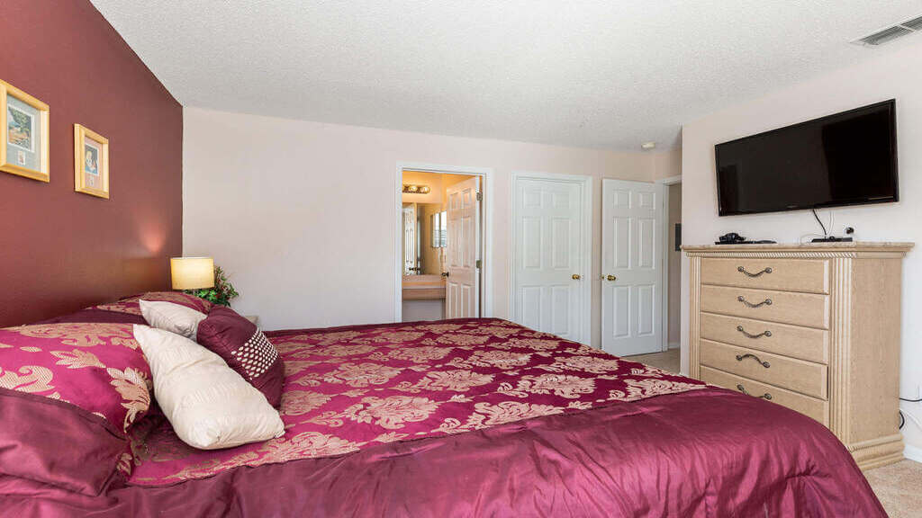 This bedroom offers a flat-screen TV