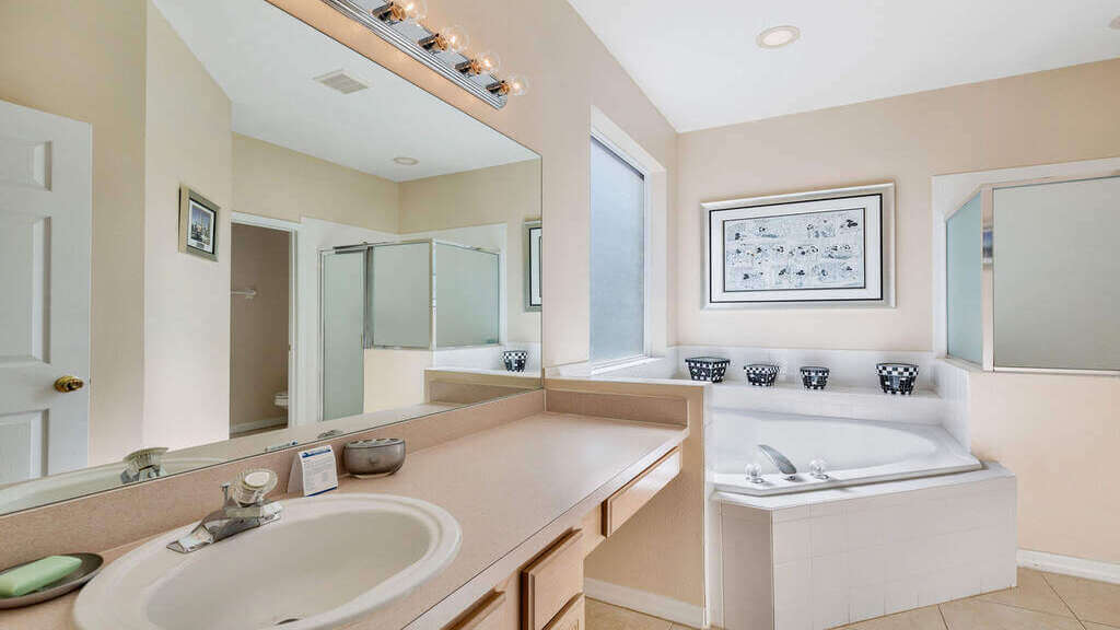En-suite to the first floor master suite