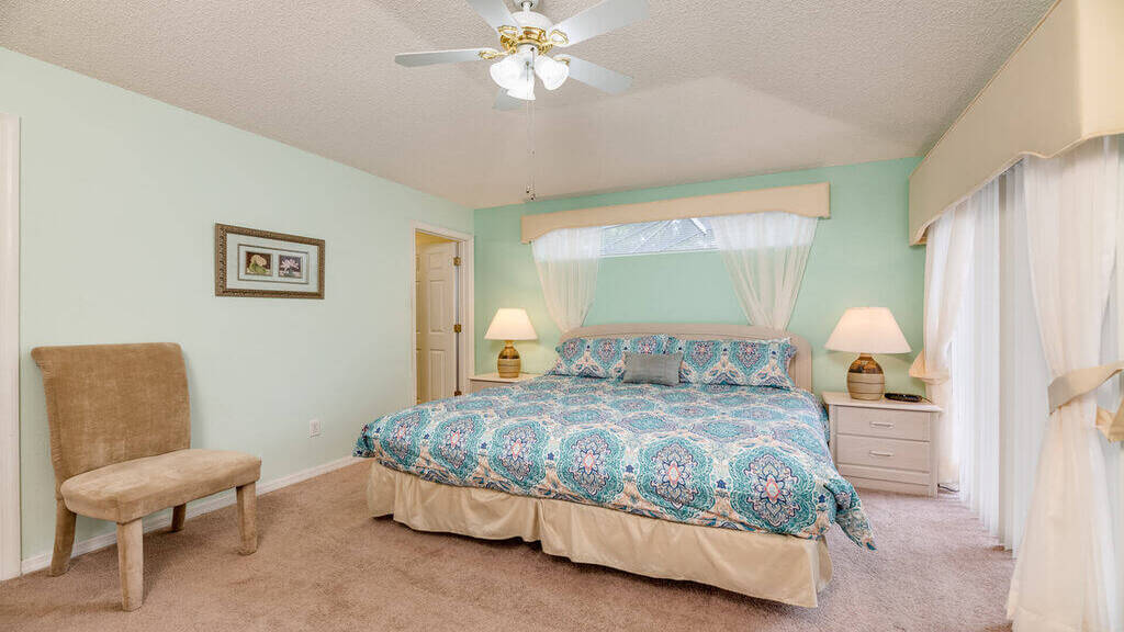 Bedroom 1 - King bed