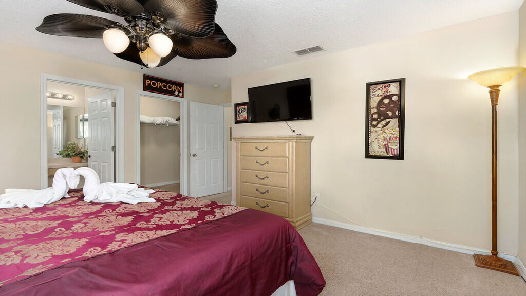 This bedroom offers a flat-screen TV
