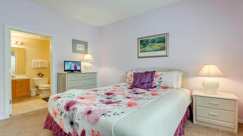 Bedroom 2 - Queen bed