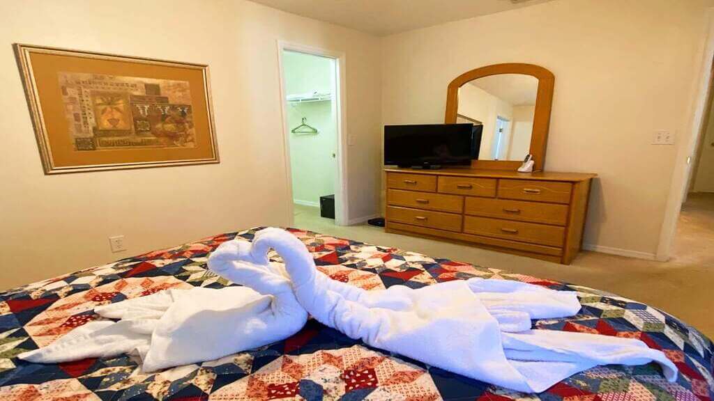 Bedroom 1 - King bed