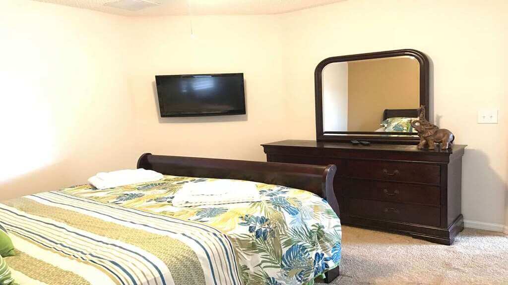 Bedroom #4: Queen bed - upstairs