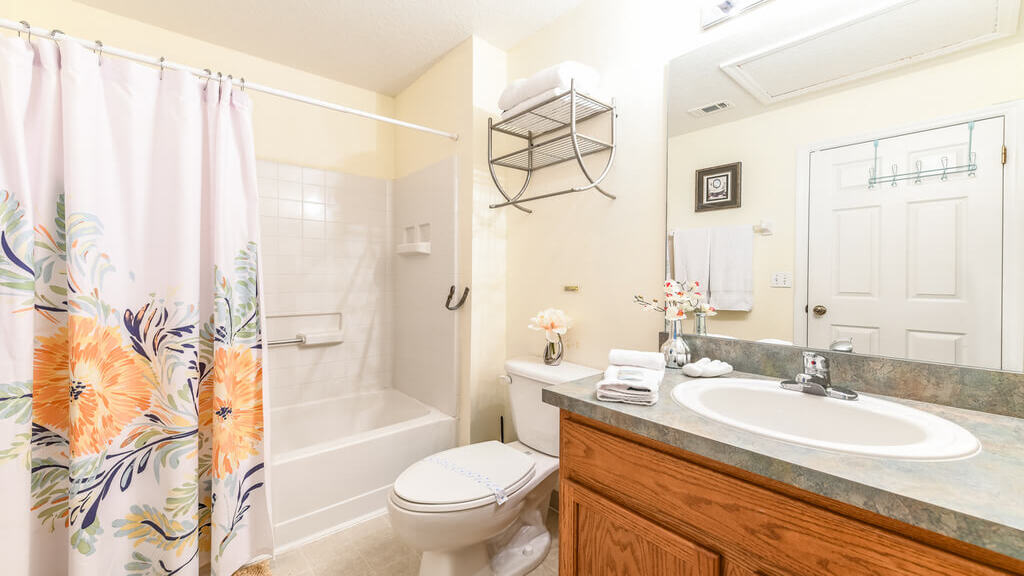 Family bathroom shared by bedrooms 2 and 3