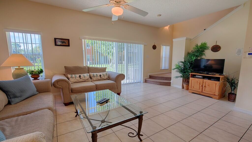 Living area with flat-screen TV