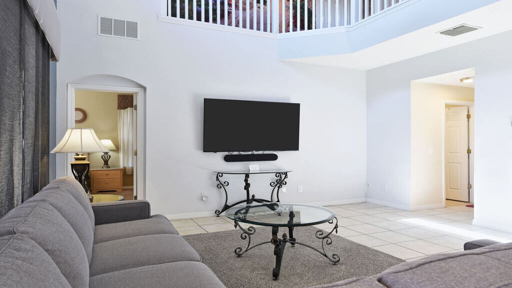 Grand family room with a flat-screen SMART TV
