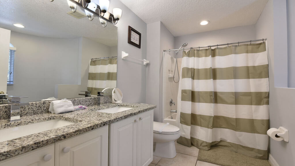 En-suite to the master bedroom #5