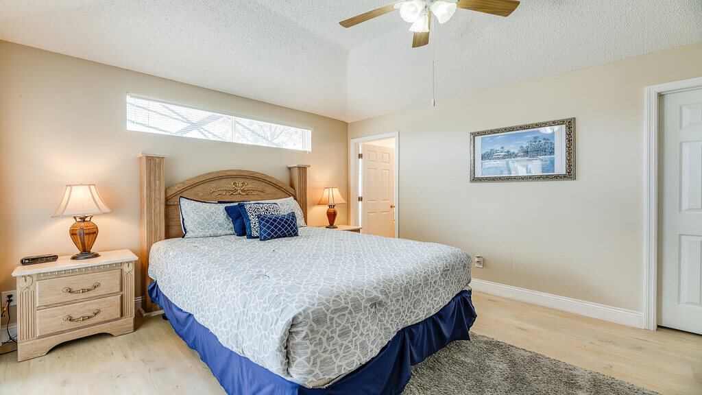 This master bedroom has a queen size bed