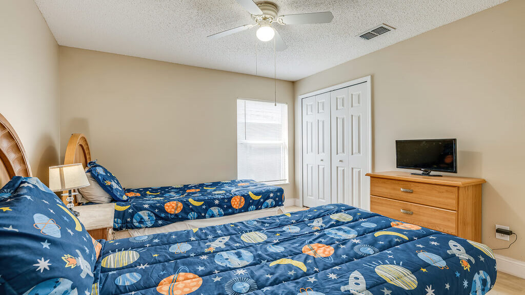 Kids bedroom with two twin beds