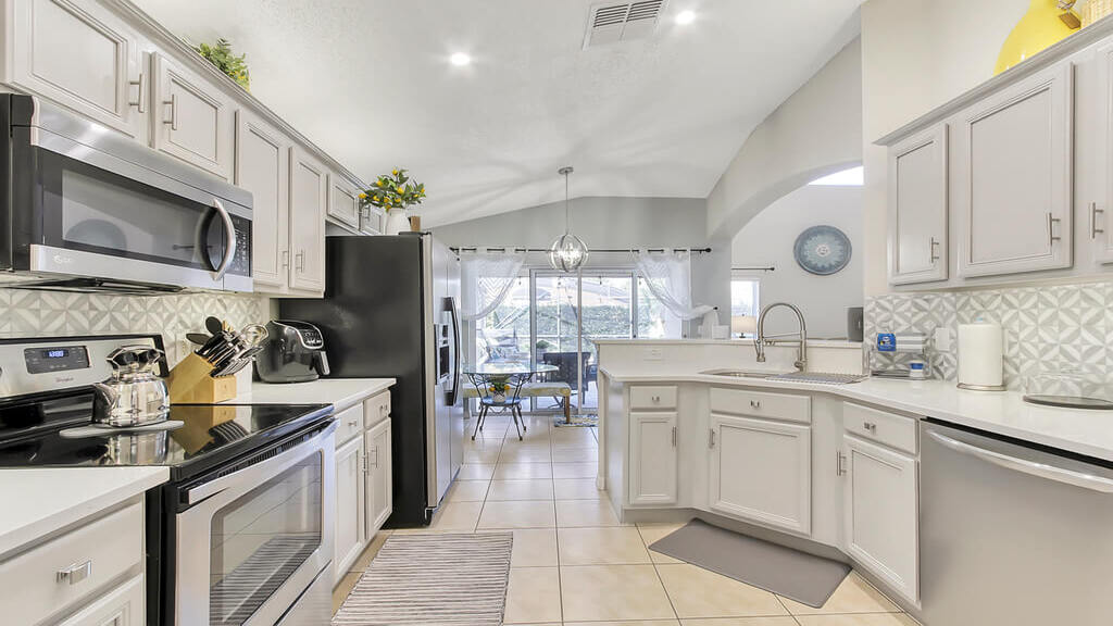 Full-size kitchen with all appliances