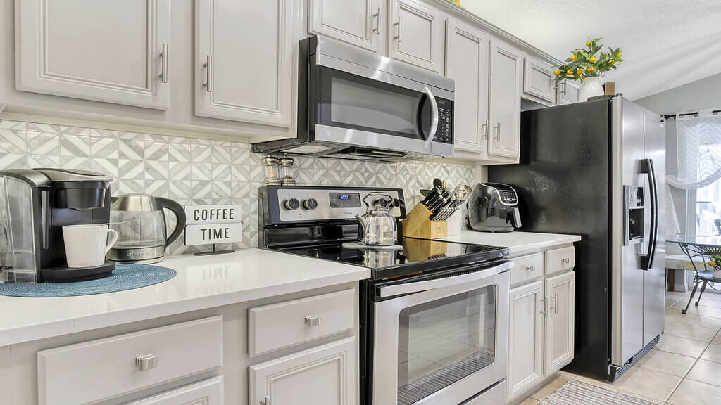 Full-size kitchen with all appliances