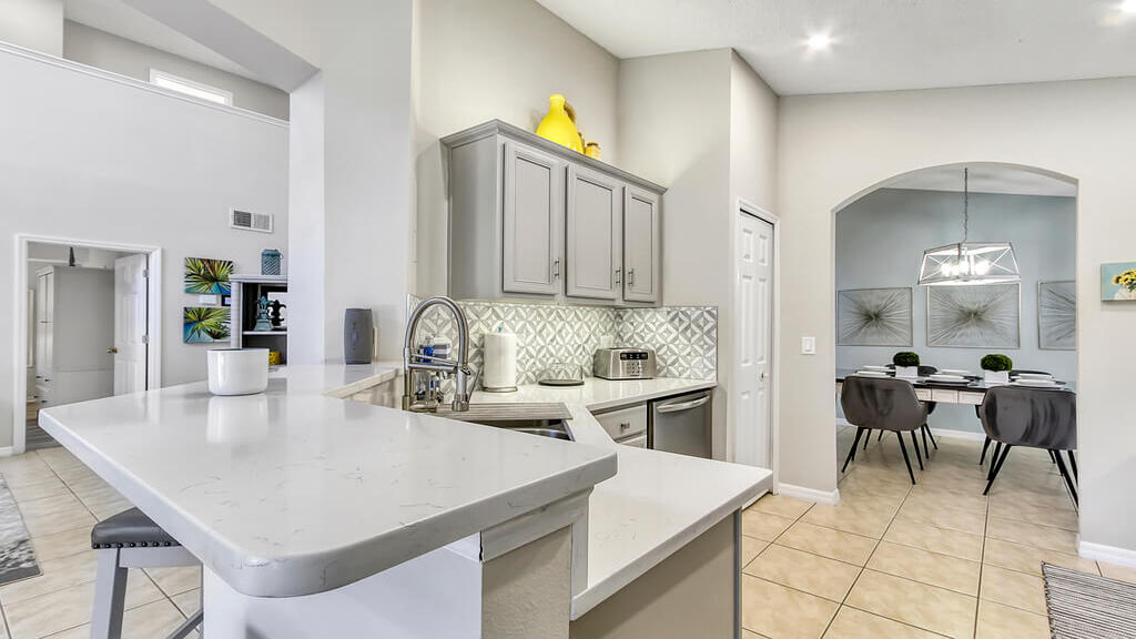 Full-size kitchen with all appliances
