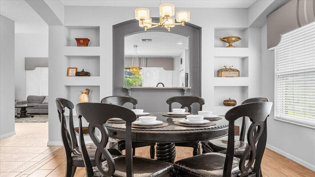 Cozy formal dining  area