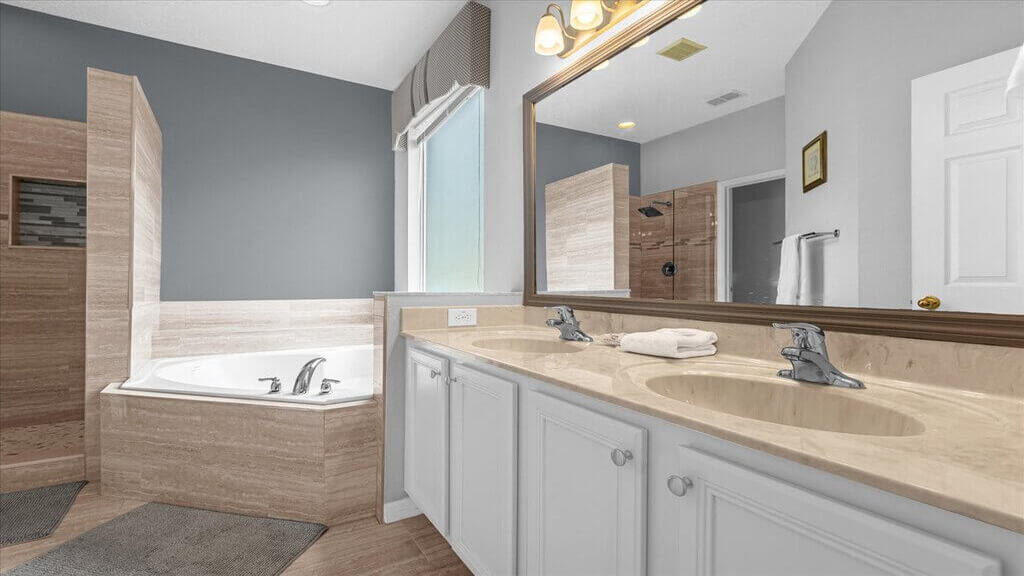 En-suite to Bedroom #1