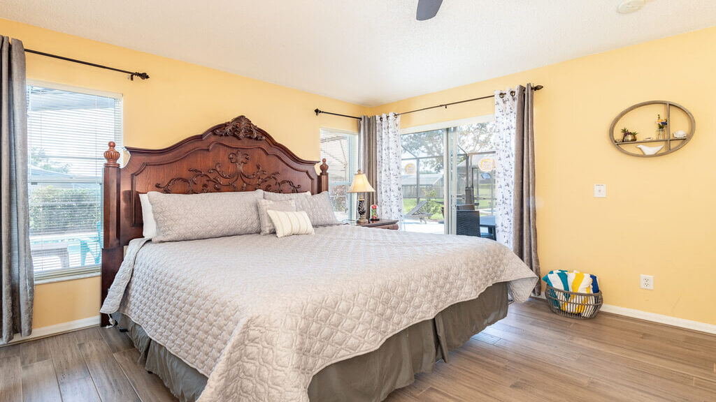 Bedroom #1: Master bedroom with en-suite and king bed
