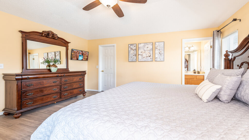 Bedroom #1: Master bedroom with en-suite and king bed