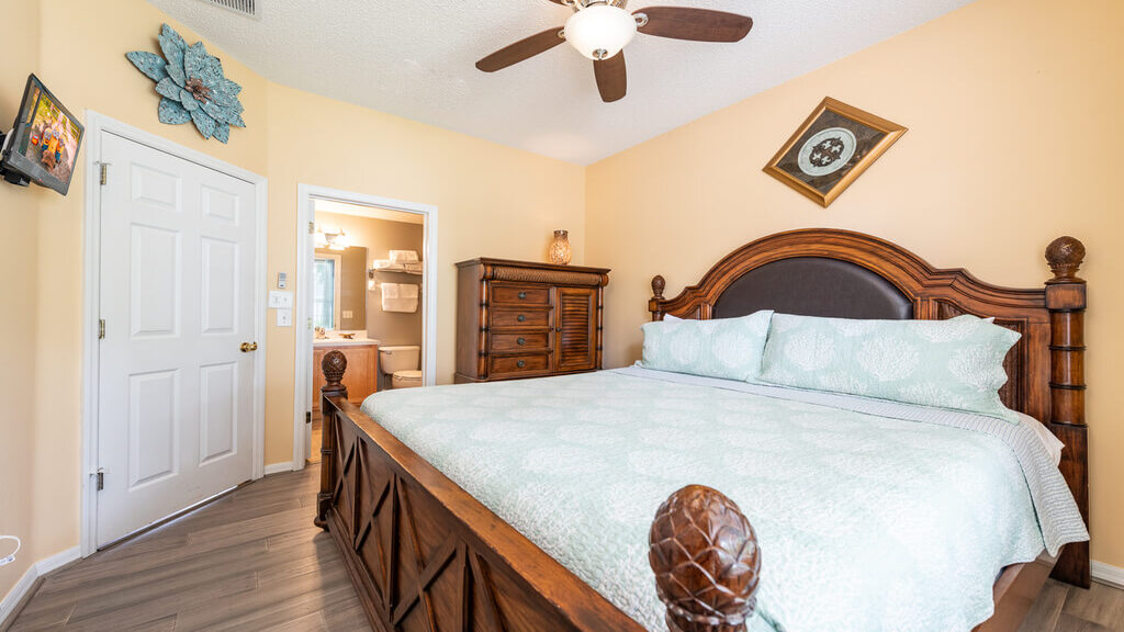 Bedroom #2: Master bedroom with en-suite and king bed