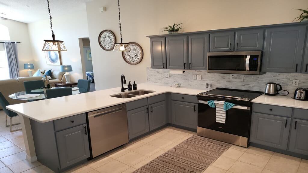 Full-size kitchen with all  appliances