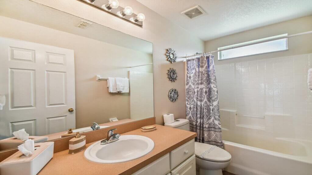 Family bathroom between the kids bedrooms