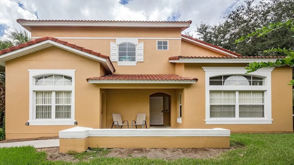 Located only 3 miles or 5 minutes from Disney World