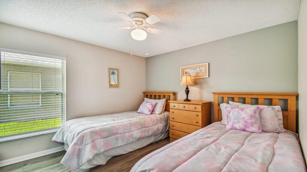Bedroom #4: Kids bedroom with two twin beds
