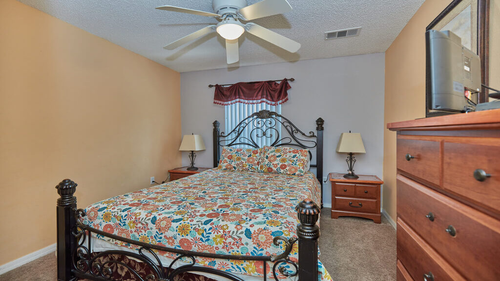 Second bedroom with queen bed