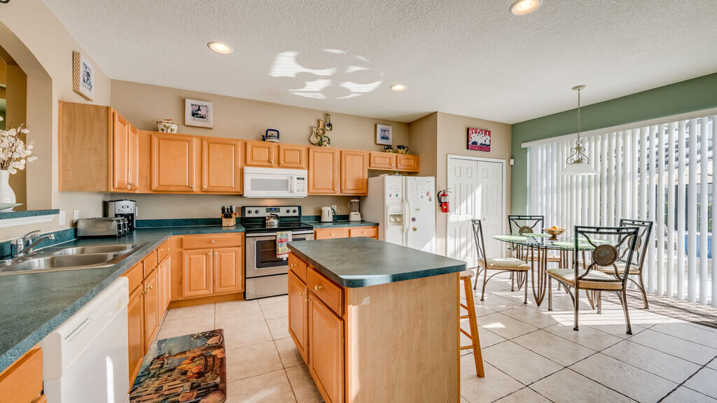 Full size kitchen