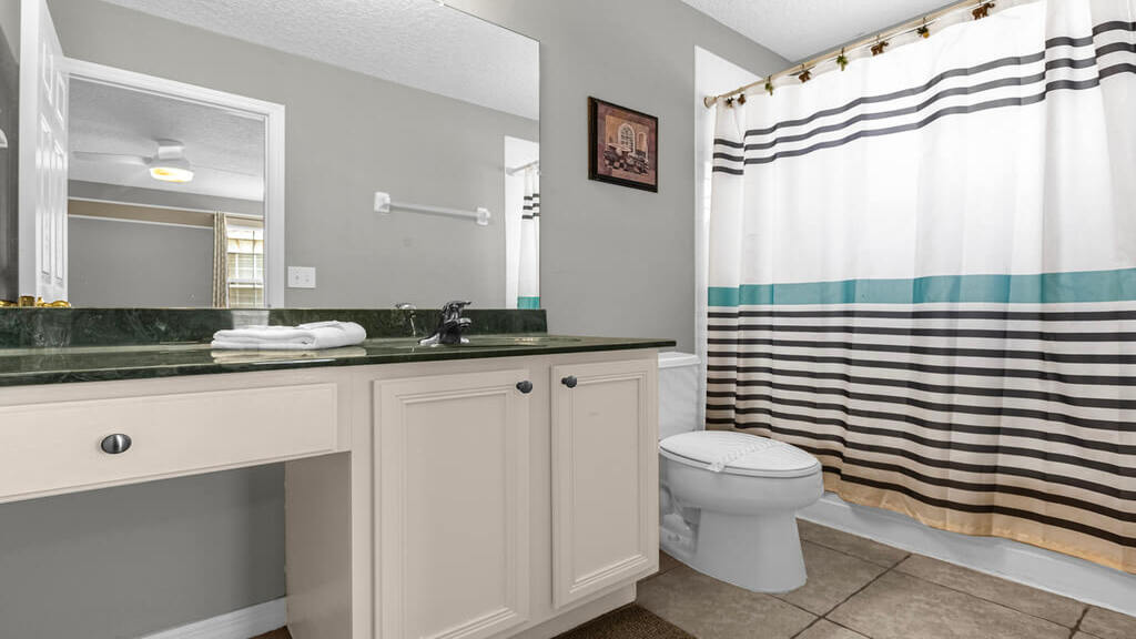 En-suite to master bedroom #2